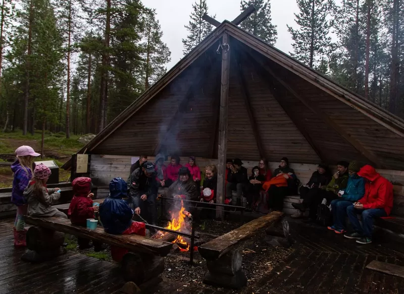 Hän säät ja ilman säätää” laulettiin sateisissa juhannusseuroissa |  Päivämies