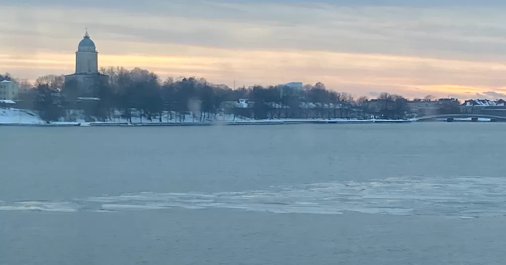 Suomenlinna, kirkko majakkana näyttää oikeaa suuntaa. | Päivämies