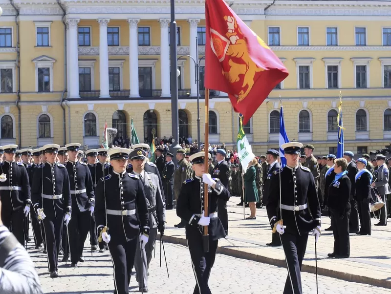 Puolustusvoimain lippujuhlan päivän paraatissa kymmeniätuhansia katsojia |  Päivämies